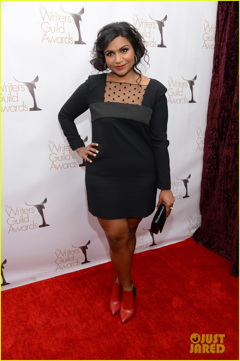 Illustration for article titled Mindy Kaling Really Likes Putting One Hand On Her Hip